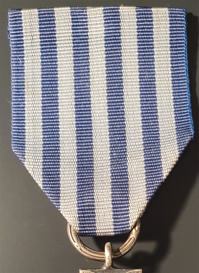 Wstążka krzyża wersji PRL, taka sama jak RP