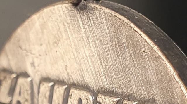 Niewielkie rysy na rewersie wynikające z prawdopodobnie z polerowania