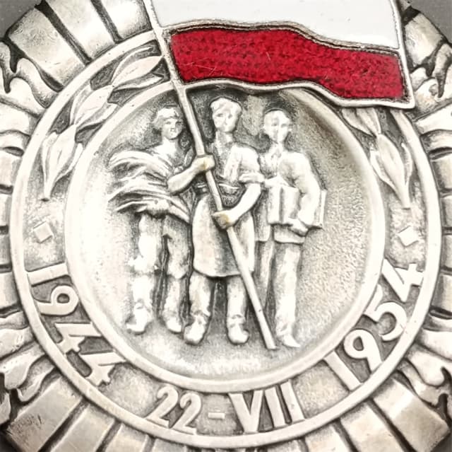 Tarcza przedstawiająca trzy postacie