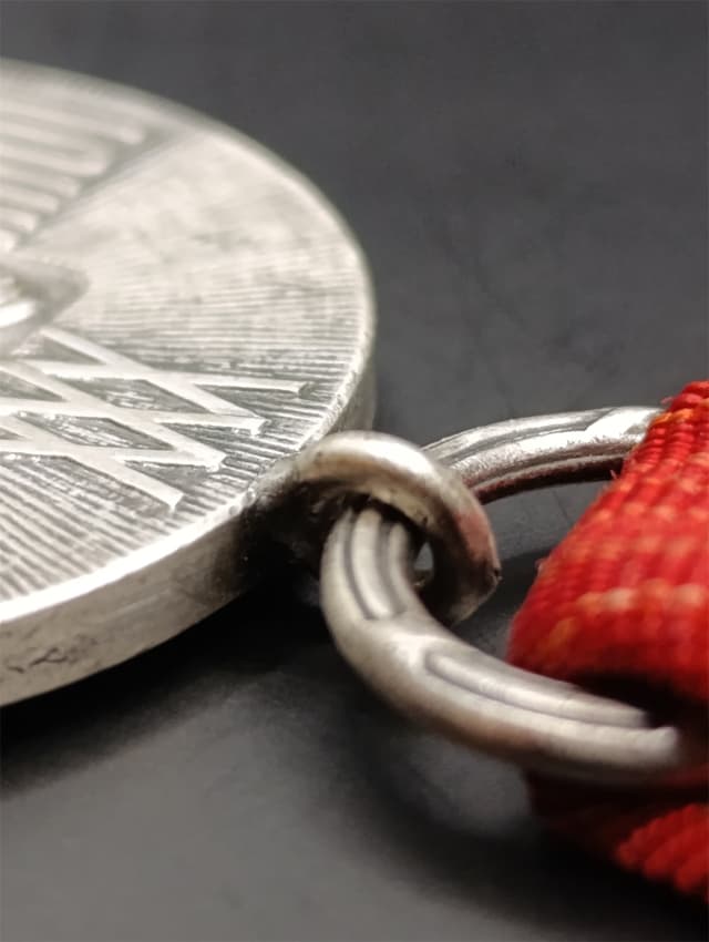 Uszko z przymocowanym kółkiem