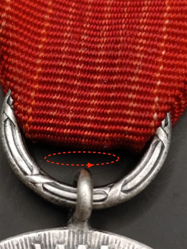 Uszko przymocowane nie całkiem prostopadle do tarczy