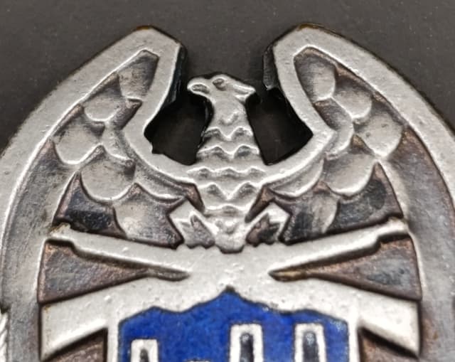 Odznaka ORMO mała - zbliżenie na orła