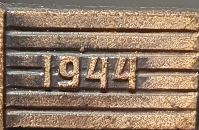 Rok wybuchu powstania umieszczony na prawym ramieniu krzyża