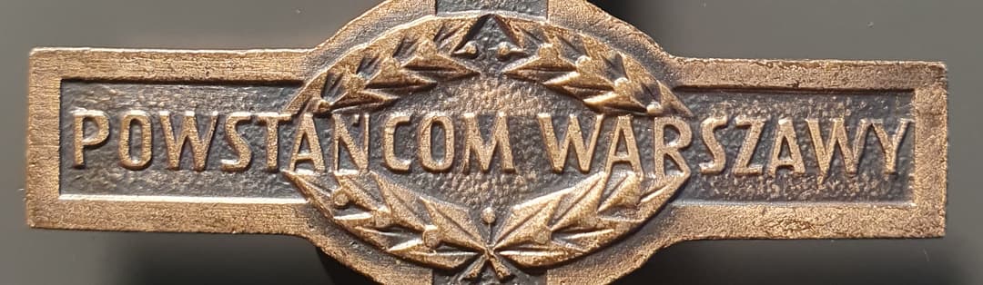 Napis na rewersie krzyża