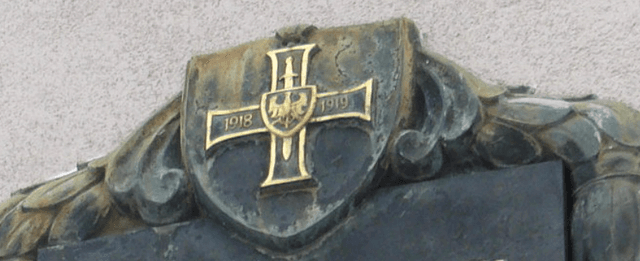 Fragment tablicy upamiętniającej Franciszka Ratajczaka z ulicy Ratajczaka w Poznaniu